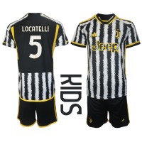 Billiga Juventus Manuel Locatelli #5 Barnkläder Hemma fotbollskläder till baby 2023-24 Kortärmad (+ Korta byxor)